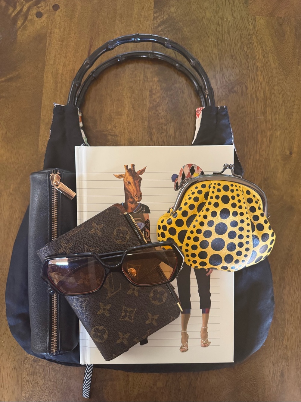 Shoulder bag with reversible lining and black bamboo handles